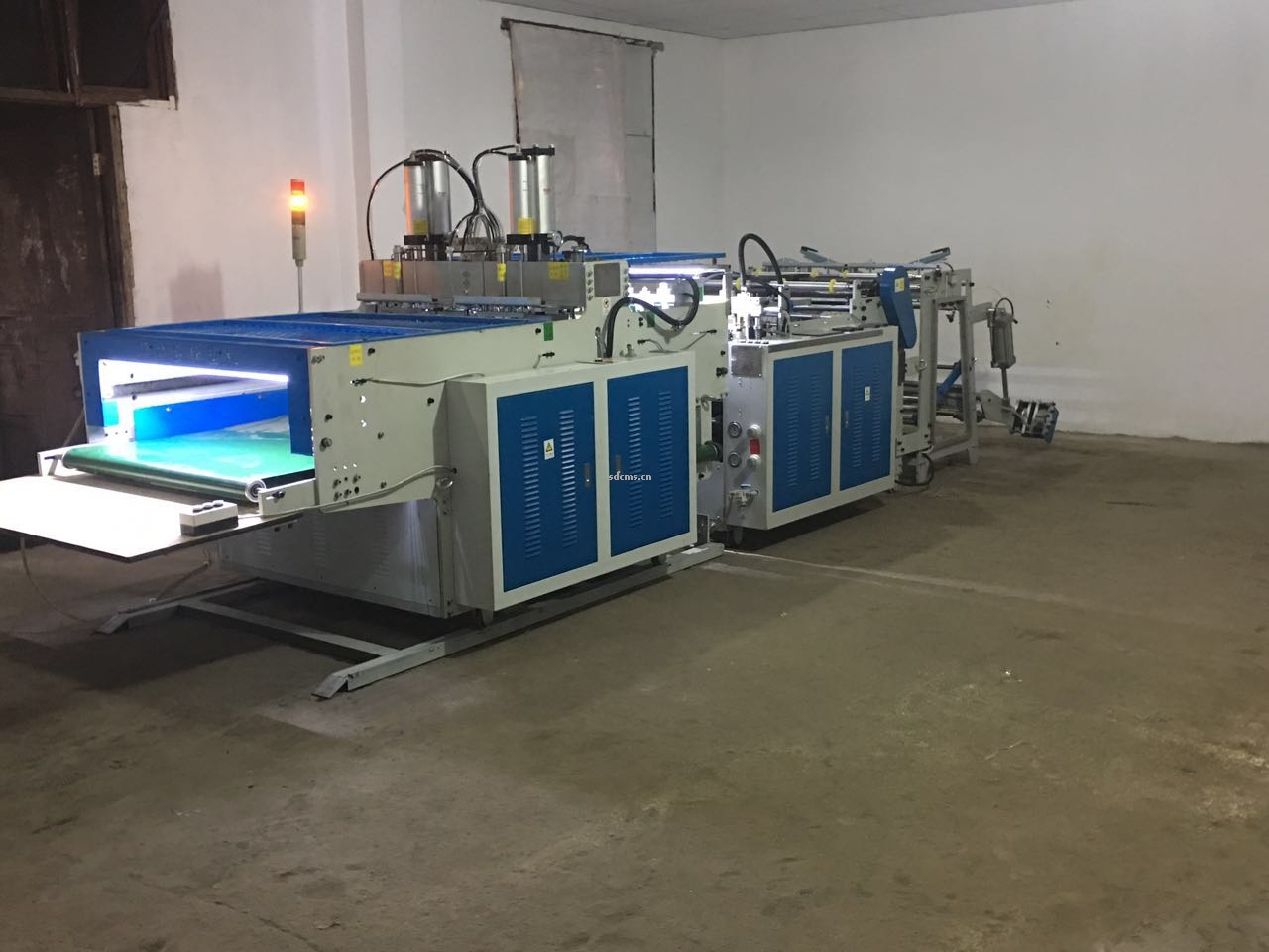 超高速制袋機 超市購物袋制袋機一、特點：本機以HDPE、LDPE筒膜為原料，是制作超市袋、背心袋、馬甲袋、市場袋的理想設(shè)備，本機具有節(jié)省人工、降低成本、一次成型、故障率低、產(chǎn)量高等特點，良好性能的色標(biāo)跟蹤儀，使封切長度更準(zhǔn)確，誤差更小。采用先進的電腦，長度調(diào)整方便，精確。