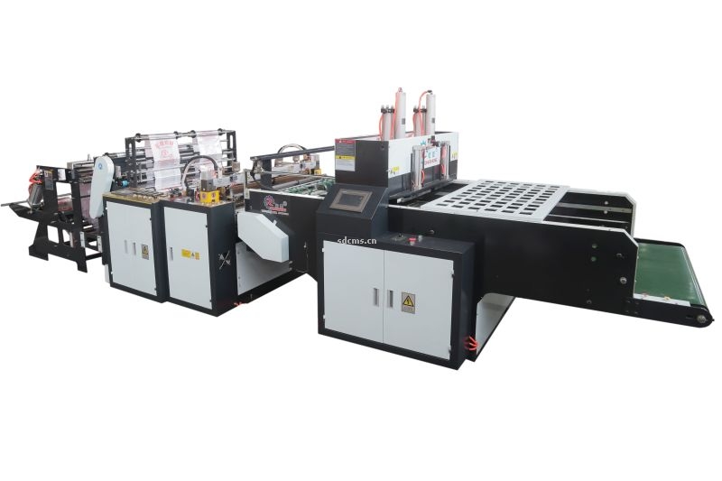 超高速制袋機 超市購物袋制袋機一、特點：本機以HDPE、LDPE筒膜為原料，是制作超市袋、背心袋、馬甲袋、市場袋的理想設(shè)備，本機具有節(jié)省人工、降低成本、一次成型、故障率低、產(chǎn)量高等特點，良好性能的色標(biāo)跟蹤儀，使封切長度更準(zhǔn)確，誤差更小。采用先進的電腦，長度調(diào)整方便，精確。